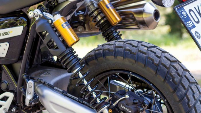 Η συνεργασία με την Ohlins απέδωσε τα αναμενόμενα καθώς τα διπλά αμορτισέρ δεν συμβάλλουν μόνο στην εμφάνιση, αλλά και στην συμπεριφορα της μοτοσυκλέτας σε κάθε τερέν.
