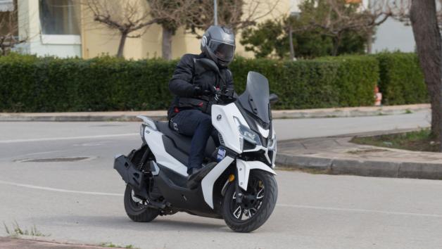 Ξεπερνώντας αυτό το «όριο» θα νιώσεις ένα μικρό «τίναγμα» που σε βάζει στην καλή περιοχή στροφών του SR1, το οποίο θα καταφέρει να σου δείξει τριψήφιο νούμερο στο κοντέρ, χωρίς να νιώθεις ότι το ζορίζεις. Ξεπερνώντας αυτό το «όριο» θα νιώσεις ένα μικρό «τίναγμα» που σε βάζει στην καλή περιοχή στροφών του SR1, το οποίο θα καταφέρει να σου δείξει τριψήφιο νούμερο στο κοντέρ, χωρίς να νιώθεις ότι το ζορίζεις.
