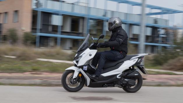 Όπως προαναφέρθηκε τόσο η σέλα όσο και ο χώρος για πόδια κάνουν την πολύωρη παραμονή στη σέλα μια εύκολη υπόθεση για τον αναβάτη, ενώ η γεωμετρία του είναι προσανατολισμένη στην ευελιξία και αυτό γίνεται εμφανές από την πρώτη στιγμή, καθώς το Voge ελίσσεται ανάμεσα στην κίνηση, με το ψηλά τοποθετημένο τιμόνι να βρίσκεται πάνω από τους καθρέπτες των συμβατικών αυτοκινήτων. Όπως προαναφέρθηκε τόσο η σέλα όσο και ο χώρος για πόδια κάνουν την πολύωρη παραμονή στη σέλα μια εύκολη υπόθεση για τον αναβάτη, ενώ η γεωμετρία του είναι προσανατολισμένη στην ευελιξία και αυτό γίνεται εμφανές από την πρώτη στιγμή, καθώς το Voge ελίσσεται ανάμεσα στην κίνηση, με το ψηλά τοποθετημένο τιμόνι να βρίσκεται πάνω από τους καθρέπτες των συμβατικών αυτοκινήτων.
