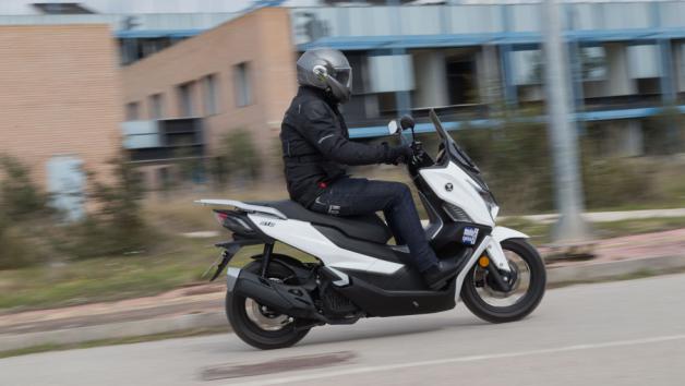 Η προθυμία του στην αλλαγή κατεύθυνσης και τα «γρήγορα» αντανακλαστικά του μπορούν να σε βγάλουν από μια δύσκολη θέση, ενώ το μεγάλο και ικανοποιητικό κόψιμο του τιμονιού θα σου επιτρέψει να μην κολλήσεις πουθενά. Η προθυμία του στην αλλαγή κατεύθυνσης και τα «γρήγορα» αντανακλαστικά του μπορούν να σε βγάλουν από μια δύσκολη θέση, ενώ το μεγάλο και ικανοποιητικό κόψιμο του τιμονιού θα σου επιτρέψει να μην κολλήσεις πουθενά.