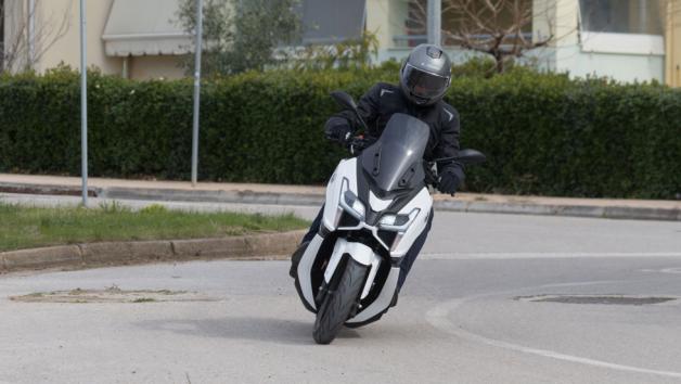 Ο κινητήρας του είναι «ζωηρός» για 125cc, με καλή λειτουργία στα μεσαία και στα ψηλά, αν και θα θέλαμε να υπάρχει λίγη περισσότερη ροπή κάτω από τις 4.000 σ.α.λ. Ο κινητήρας του είναι «ζωηρός» για 125cc, με καλή λειτουργία στα μεσαία και στα ψηλά, αν και θα θέλαμε να υπάρχει λίγη περισσότερη ροπή κάτω από τις 4.000 σ.α.λ.
