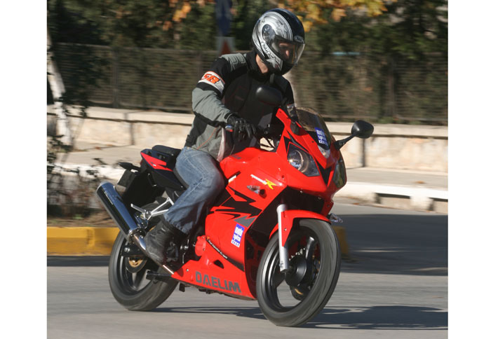 Δοκιμάζουμε το Daelim Roadwin 125R 