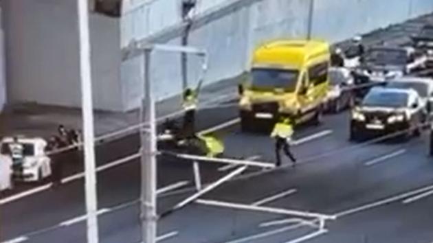 Οδηγός μοτοσυκλέτας παρέσυρε τροχονόμο στην Αττική Οδό - (BINTEO) Οδηγός μοτοσυκλέτας παρέσυρε τροχονόμο στην Αττική Οδό - (BINTEO)