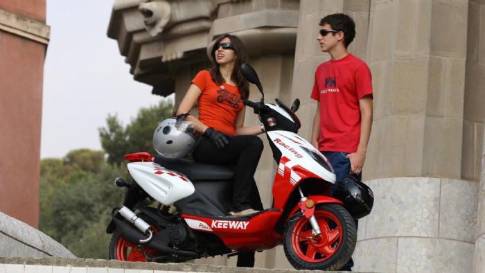 Οικονομικά scooters 50 κ.εκ., για νέους χρήστες και άνετες αστικές μετακινήσεις.