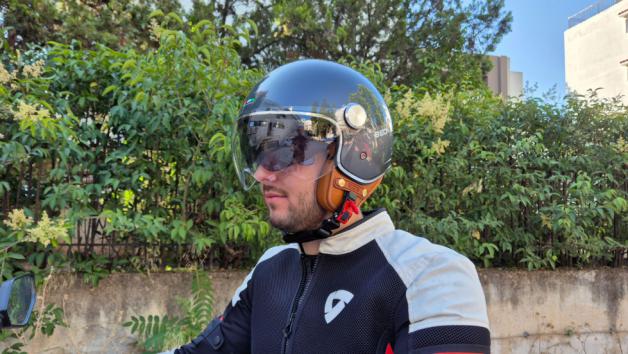 Η εμφάνιση του Beon B-120, σίγουρα δεν μαρτυρά την χαμηλή του τιμή, ενώ η Retro Η εμφάνιση του Beon B-120, σίγουρα δεν μαρτυρά την χαμηλή του τιμή, ενώ η Retro αισθητική του με το καφέ εσωτερικό θα ταιριάξει γάντι με Vintage scooter, αλλά και μοτοσυκλέτες.