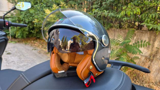 Jet κράνος Beon B-120. Jet κράνος Beon B-120.