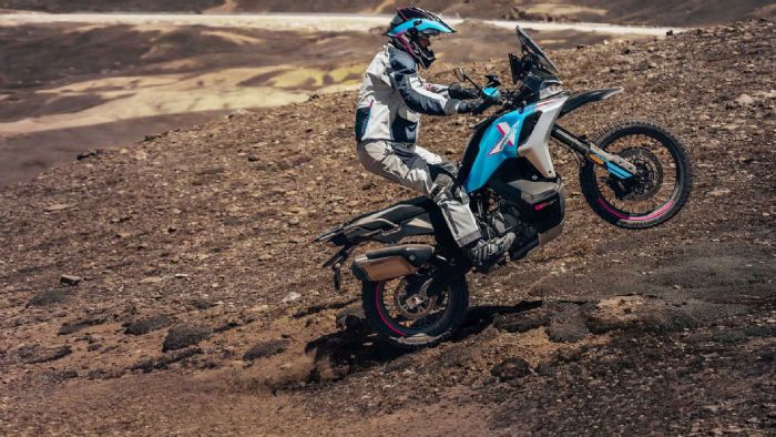 Η CFMOTO ετοιμάζει το πρώτο της τρικύλινδρο Adventure, το νέο 1000 MT-X, που θα  Η CFMOTO ετοιμάζει το πρώτο της τρικύλινδρο Adventure, το νέο 1000 MT-X, που θα ανεβάσει τον κυβισμό της εταιρείας για πρώτη φορά στη ζώνη του ενός λίτρου. Οι πληροφορίες έρχονται από τον ισπανό εισαγ