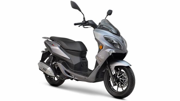 QJMOTOR CTR 125 L/C 4V ABS - Πρακτικό και πλούσια εξοπλισμένο