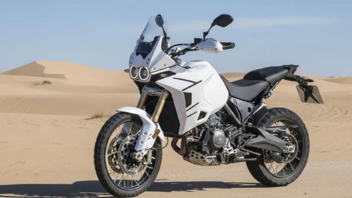 Η Ducati DesertX ετοιμάζεται να επιστρέψει δυναμικά με μια πλήρως ανανεωμένη γεν Η Ducati DesertX ετοιμάζεται να επιστρέψει δυναμικά με μια πλήρως ανανεωμένη γενιά για το 2026, όπως δείχνουν οι πρόσφατες spy photos και οι διαρροές από την Ιταλία.