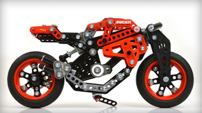 Το Monster 1200S στο χαρακτηριστικό στυλ της Meccano...