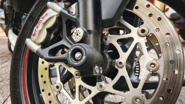 Οι πλευστές δισκόπλακες είναι μια επιλογή των κατασκευαστών που συναντάμε πλέον Οι πλευστές δισκόπλακες είναι μια επιλογή των κατασκευαστών που συναντάμε πλέον πολύ συχνά στις μοτοσυκλέτες. Ποιά είναι η διαφορά τους όμως με τις «παραδοσιακές» δισκόπλακες και γιατί οι μεγάλοι κατα