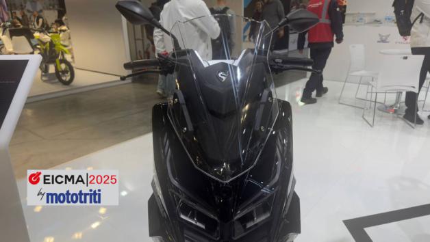 Η Cyclone, θυγατρική της κινεζικής Zonsen (πρώην Zongshen), παρουσίασε στην EICM Η Cyclone, θυγατρική της κινεζικής Zonsen (πρώην Zongshen), παρουσίασε στην EICMA 2025 το ολοκαίνουριο RT1 125, μια πρόταση που έρχεται να ταράξει τα νερά της κατηγορίας των GT scooter.