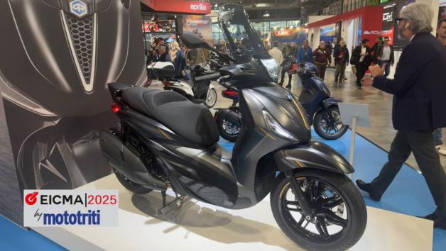 Στην EICMA 2025, η Piaggio επέστρεψε με λάμψη, γιορτάζοντας ένα από τα πιο αναγν Στην EICMA 2025, η Piaggio επέστρεψε με λάμψη, γιορτάζοντας ένα από τα πιο αναγνωρίσιμα scooter όλων των εποχών. Το Beverly, που πρωτοεμφανίστηκε το 2001, συμπληρώνει 25 χρόνια επιτυχίας και παραμένει