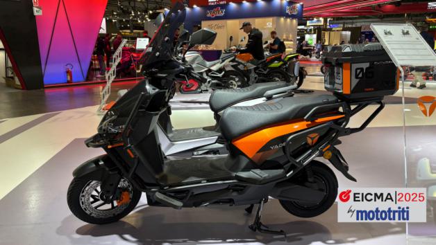 Το GT25 που παρουσιάστηκε στο φετινό περίπτερο της YADEA στην EICMA, συνδυάζει Το GT25 που παρουσιάστηκε στο φετινό περίπτερο της YADEA στην EICMA, συνδυάζει ένα κινητήρα στα 2200W και για την τροφοδοσία, μια μπαταρία γραφενίου των 72 V.