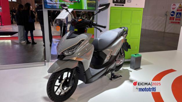 To VELAX U της YADEA, έχει εφοδιαστεί με ηλεκτροκινητήρα 4900W, φτάνοντας έτσι τ To VELAX U της YADEA, έχει εφοδιαστεί με ηλεκτροκινητήρα 4900W, φτάνοντας έτσι την τελική ταχύτητα των 80χλμ/ώρα. Η YADEA ανακοινώνει συνολικό βάρος στα 94kg, εκ των οποίων τα 13.5kg είναι το βάρος τη