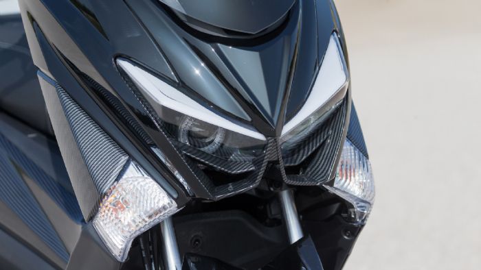 Το EMOOV JSM1 εντυπωσιάζει με τον δυναμικό και επιβλητικό σχεδιασμό του, συνδυάζ Το EMOOV JSM1 εντυπωσιάζει με τον δυναμικό και επιβλητικό σχεδιασμό του, συνδυάζοντας αιχμηρές γραμμές, σπορ αναλογίες και λεπτομέρειες που αναδεικνύουν την υψηλή ποιότητα. Οι διπλοί LED προβολείς με