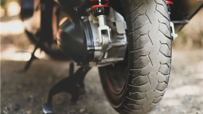 Όταν η μοτοσυκλέτα μένει ακίνητη για μήνες, τα ελαστικά είναι τα πρώτα που πληρώ Όταν η μοτοσυκλέτα μένει ακίνητη για μήνες, τα ελαστικά είναι τα πρώτα που πληρώνουν το τίμημα. Το βάρος του οχήματος σε συνδυασμό με τη φυσιολογική απώλεια αέρα μπορεί να προκαλέσει τις γνωστές παραμ