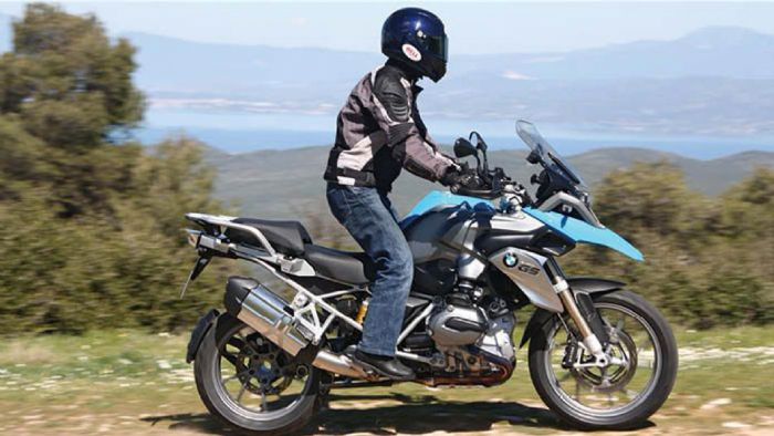 Στην τελευταία της ανανέωση, η BMW R1200GS εμφανίζεται πιο εξελιγμένη και καλύτερη από ποτέ. 