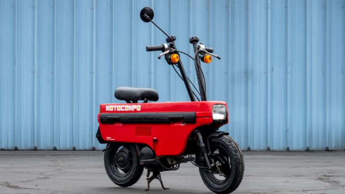 Στις αρχές της δεκαετίας του 80 η Honda παρουσίασε κάτι που έμοιαζε περισσότερο Στις αρχές της δεκαετίας του 80 η Honda παρουσίασε κάτι που έμοιαζε περισσότερο με gadget παρά με μοτοσυκλέτα. Η Honda Motocompo, που λανσαρίστηκε το 1981, σχεδιάστηκε αποκλειστικά για να χωράει μέσα