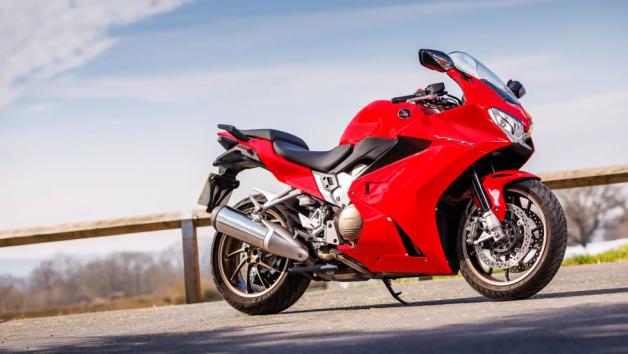 Η Honda και ο κινητήρας V4 είναι δύο ιστορίες δεμένες μεταξύ τους για σχεδόν 40 Η Honda και ο κινητήρας V4 είναι δύο ιστορίες δεμένες μεταξύ τους για σχεδόν 40 χρόνια. Από το 1982 έως το 2020, τα μοντέλα VF και VFR έφεραν τον χαρακτηριστικό τετρακύλινδρο σε διάταξη V, που έδωσε σ