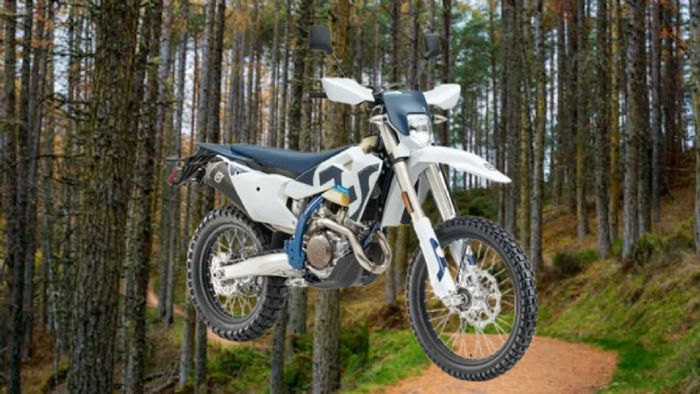 Η Husqvarna παρουσίασε το νέο FE 501s 2026, ένα μοντέλο που συνδυάζει την καθημε Η Husqvarna παρουσίασε το νέο FE 501s 2026, ένα μοντέλο που συνδυάζει την καθημερινή χρηστικότητα με τις αγωνιστικές του ρίζες. Πρόκειται για ένα από τα πιο αναγνωρίσιμα dual-sport στην αγορά, με δυνα