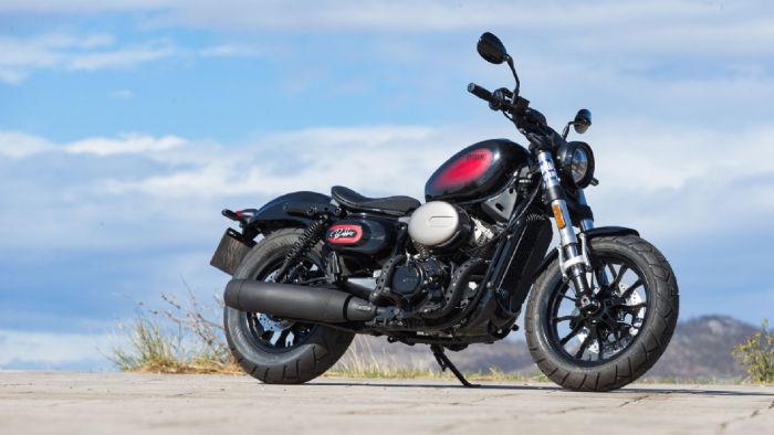 Το Hyosung Bobber GV125S V-Twin αποτελεί τη μικρού κυβισμού είσοδο στη φιλοσοφία Το Hyosung Bobber GV125S V-Twin αποτελεί τη μικρού κυβισμού είσοδο στη φιλοσοφία των αυθεντικών Bobber, φέρνοντας την αισθητική και τον χαρακτήρα μιας μεγαλύτερης custom μοτοσυκλέτας στα 125 κυβικά.