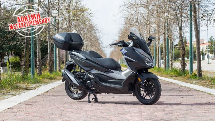 Στον δρόμο το Forza 350 δείχνει γιατί θεωρείται σημείο αναφοράς στα GT scooter μ Στον δρόμο το Forza 350 δείχνει γιατί θεωρείται σημείο αναφοράς στα GT scooter μεσαίου κυβισμού – μόλις βρεθείς στη σέλα του, δεν περιμένεις τίποτα λιγότερο από άψογη οδική συμπεριφορά και ευχρη