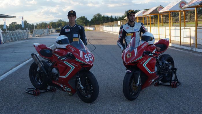 Οι αδερφοί Καρακώστα με τις MV Agusta F3 της Laguna Moto Racing team. 