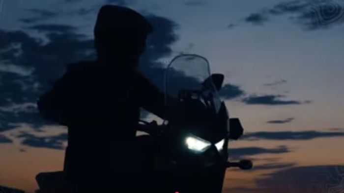 Η Kawasaki επιβεβαιώνει και επίσημα την επιστροφή της ιστορικής σειράς KLE, δημο Η Kawasaki επιβεβαιώνει και επίσημα την επιστροφή της ιστορικής σειράς KLE, δημοσιεύοντας νέο teaser βίντεο που αποκαλύπτει τον καθαρόαιμο off-road χαρακτήρα της επερχόμενης adventure μοτοσυκλέτας. Η