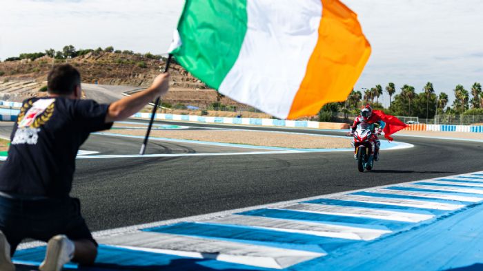 Στο Circuito de Jerez – Angel Nieto, στις 19 Οκτωβρίου 2025, ο Benat Ferna Στο Circuito de Jerez – Angel Nieto, στις 19 Οκτωβρίου 2025, ο Benat Fernandez της ομάδας #109 Retro Traffic KOVE πέτυχε μια από τις πιο θεαματικές νίκες της χρονιάς.