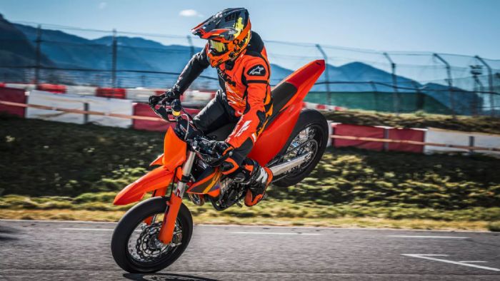 Η νέα KTM 450 SMR 2026 παραμένει πιστή στη φιλοσοφία της: να προσφέρει το πιο κα Η νέα KTM 450 SMR 2026 παραμένει πιστή στη φιλοσοφία της: να προσφέρει το πιο καθαρόαιμο supermoto εργαλείο που σχεδιάστηκε ποτέ για την πίστα.