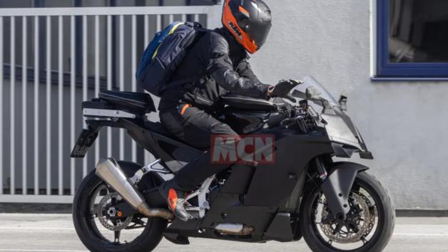 Πλησιάζει στην παραγωγή το Supersport 990RC R της KTM