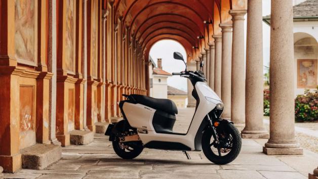 Σύμφωνα με πληροφορίες μας το νέο Zero LS1 αναμένεται να κυκλοφορήσει σύντομα στ Σύμφωνα με πληροφορίες μας το νέο Zero LS1 αναμένεται να κυκλοφορήσει σύντομα στην Ελλάδα από την Electromove, φέρνοντας στην κατηγορία των ηλεκτρικών scooter μια απόδοση που ξεχωρίζει.