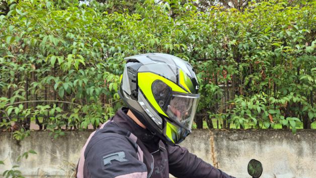 Αυτό είναι το τουριστικό κράνος LS2 Challenger II, βελτιωμένο καθολικά, σε αεροδ Αυτό είναι το τουριστικό κράνος LS2 Challenger II, βελτιωμένο καθολικά, σε αεροδυναμική, αερισμό, ασφάλεια και βάρος.