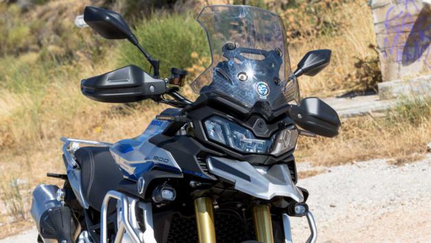 Αυτό το Adventure φοράει κινητήρα 900 κυβικών από ΒΜW και κοστίζει 10.495 ευρώ Αυτό το Adventure φοράει κινητήρα 900 κυβικών από ΒΜW και κοστίζει 10.495 ευρώ