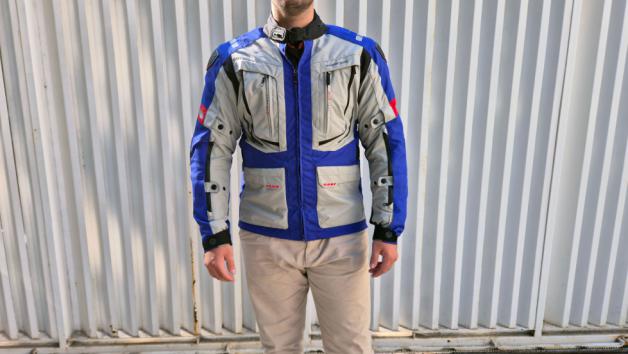 Το Nordcode Dakar Evo II στα μόλις 210 ευρώ, είναι ένα ποιοτικό μπουφάν 4 εποχών Το Nordcode Dakar Evo II στα μόλις 210 ευρώ, είναι ένα ποιοτικό μπουφάν 4 εποχών που θα καλύψει την κάθε σου ανάγκη και θα σε συνοδεύσει στο ταξίδι αξιοπρεπώς.