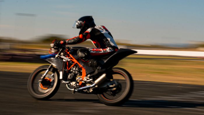 Το ταξίδι της Panther Racing ξεκίνησε το φθινόπωρο του 2023, με στόχο τη δημιουρ Το ταξίδι της Panther Racing ξεκίνησε το φθινόπωρο του 2023, με στόχο τη δημιουργία μιας νέας αγωνιστικής μοτοσυκλέτας, σχεδιασμένης και κατασκευασμένης εξ ολοκλήρου από τους φοιτητές.