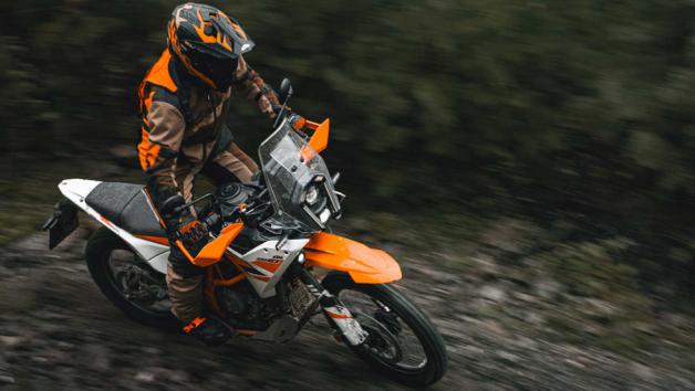 Το 2020 η KTM εισήγαγε στη μικρή adventure κατηγορία μια έκδοση βασισμένη στον ε Το 2020 η KTM εισήγαγε στη μικρή adventure κατηγορία μια έκδοση βασισμένη στον εξαιρετικά επιτυχημένο κινητήρα 390κ.εκ, που μέχρι τότε βλέπαμε στα μοντέλα της σειράς Duke.