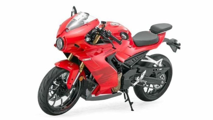 Η νέα QJMotor Super4 κάνει την εμφάνισή της με σχεδίαση που παραπέμπει απευθείας Η νέα QJMotor Super4 κάνει την εμφάνισή της με σχεδίαση που παραπέμπει απευθείας στη θρυλική MV Agusta Superveloce. Δεν είναι τυχαίο, αφού οι δύο εταιρείες διατηρούν στενούς δεσμούς τα τελευταία χρόνι