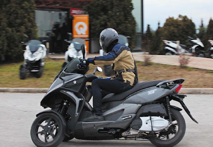 Το 350D είναι εφοδιασμένο με το υψηλής τεχνολογίας υδροπνευματικό σύστημα ανάρτησης HTS (Hydraulic Tilting System).