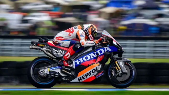 Η Repsol επιστρέφει στον κόσμο των αγώνων μοτοσυκλέτας, αλλά όχι εκεί που τη θυμ Η Repsol επιστρέφει στον κόσμο των αγώνων μοτοσυκλέτας, αλλά όχι εκεί που τη θυμόμασταν. Μετά από δεκαετίες συνεργασίας με τη Honda και έναν χρόνο απουσίας, η ιστορική ισπανική εταιρεία ετοιμάζεται να