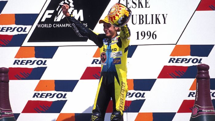 Ένας πολύ νεαρός Valentino Rossi! Στο podium, γιορτάζοντας την πρώτη του νίκη ever...