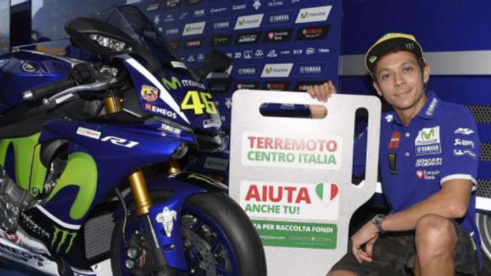 O Valentino Rossi φωτογραφίζεται δίπλα στην Yamaha R1 που θα δημοπρατηθεί. 