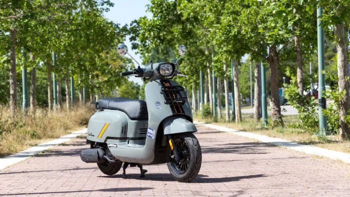 Το Royal Alloy GT2 125 είναι από τα scooter που τραβούν την προσοχή με την πρώτη Το Royal Alloy GT2 125 είναι από τα scooter που τραβούν την προσοχή με την πρώτη ματιά, καθώς η σχεδίασή του αποτελεί άμεση αναφορά στα ιστορικά εμβληματικά μοντέλα του παρελθόντος.
