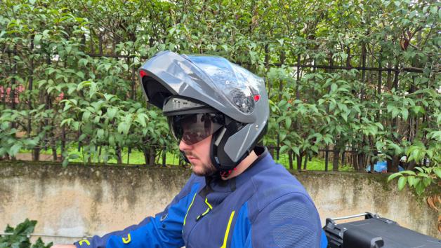 Το Scorpion Exo 930 Evo είναι ένα ανοιγόμενο κράνος με πολυκαρβονικό κέλυφος και Το Scorpion Exo 930 Evo είναι ένα ανοιγόμενο κράνος με πολυκαρβονικό κέλυφος και εξαιρετικά χαρακτηριστικά για την τιμή του.