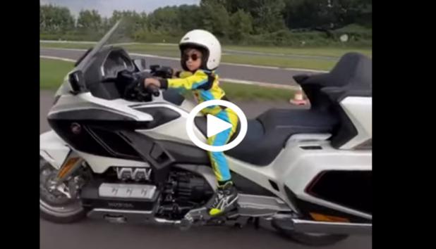 VIDEO: 3χρονος καβαλάει Goldwing και Ferrari