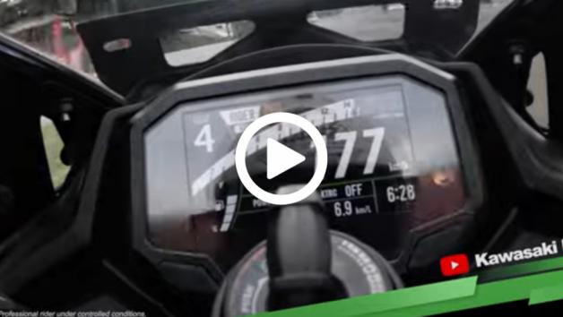 VIDEO: Μαμά Ninja 400RR 250αριζει για πλάκα