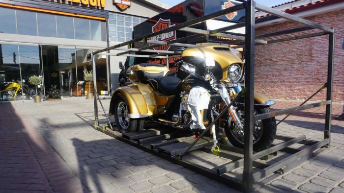 H Tri-Glide στο κουτί της, έξω από την Harley Davidson Thessaloniki. 