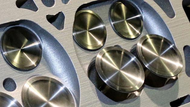 Οι βαλβίδες εισαγωγής (ανοικτές) και εξαγωγής στην κεφαλή ενός κινητήρα. Οι βαλβίδες εισαγωγής (ανοικτές) και εξαγωγής στην κεφαλή ενός κινητήρα.