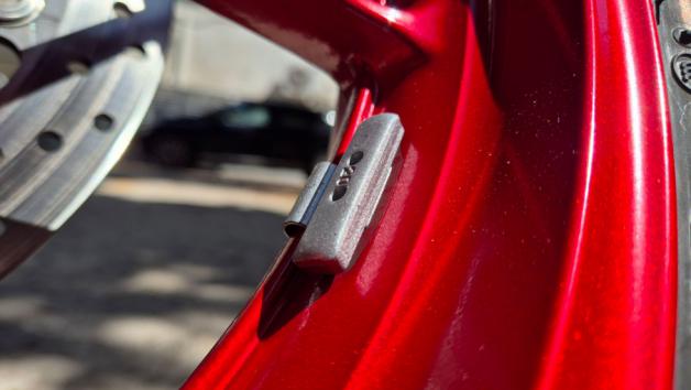 Εσύ έχεις παρατηρήσει τα μικρά βαρίδια στον τροχό της μοτοσυκλέτας σου; Εσύ έχεις παρατηρήσει τα μικρά βαρίδια στον τροχό της μοτοσυκλέτας σου;